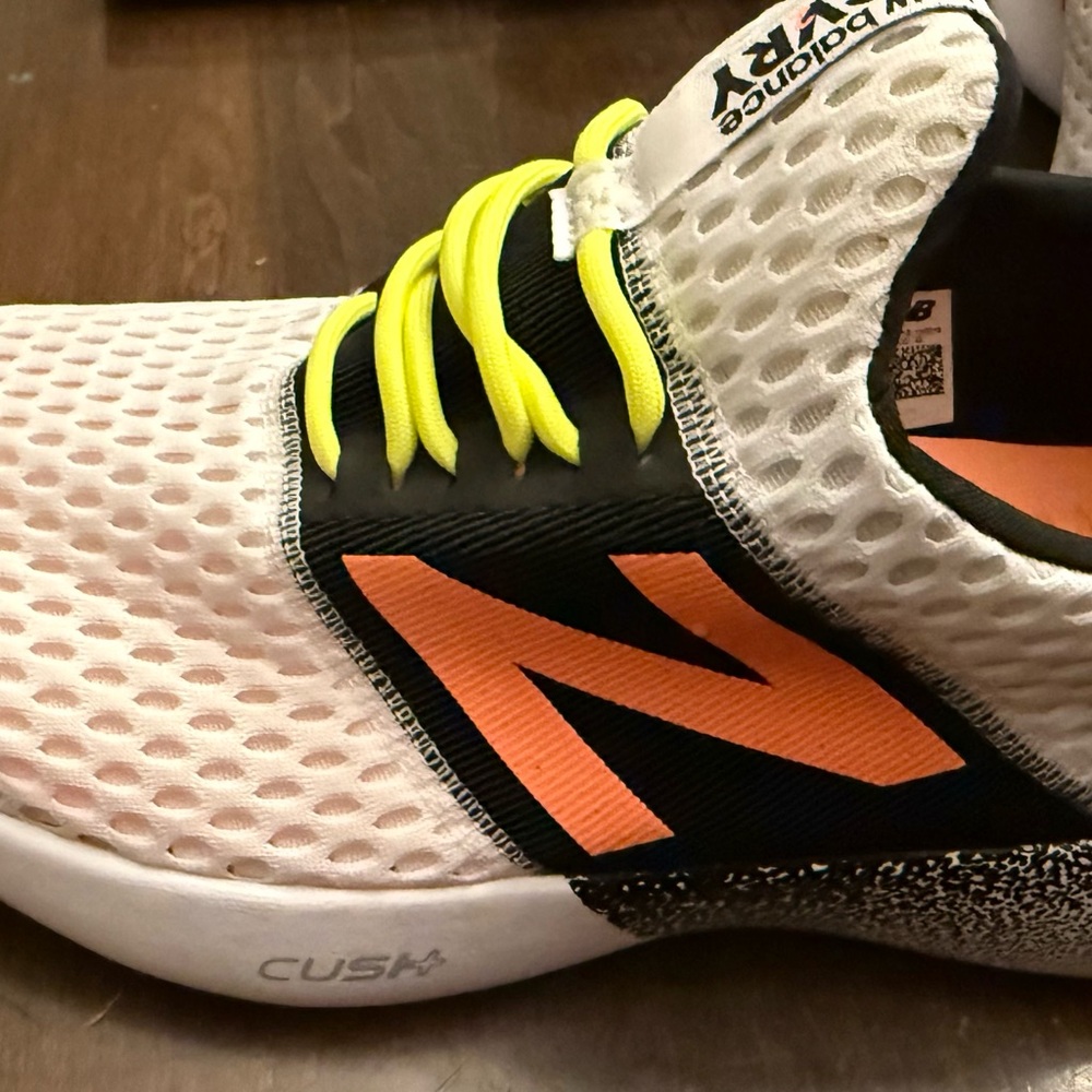 WOMENS NEW BALANCE SLIP ON SNEAKERS SIZE 11 WIDE
